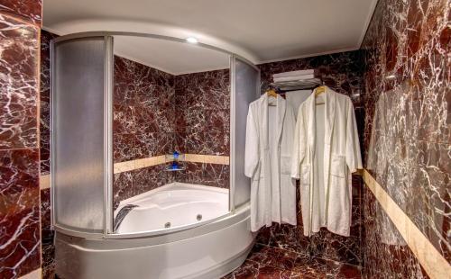 A bathroom at Bera Konya Hotel