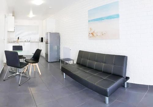 Η κουζίνα ή μικρή κουζίνα στο PROMO 2-Bedroom Villa Next to Train Station, FREE PARKING