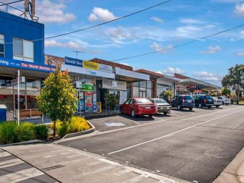 a street with cars parked in a parking lot at PROMO 2-Bedroom Villa Next to Train Station, FREE PARKING in Melbourne