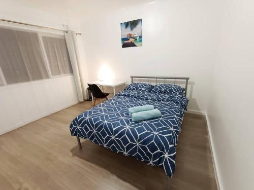 Ένα ή περισσότερα κρεβάτια σε δωμάτιο στο PROMO 2-Bedroom Villa Next to Train Station, FREE PARKING