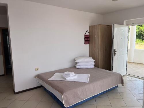 een slaapkamer met een bed met handdoeken erop bij Apartment Light House in Dobra Voda
