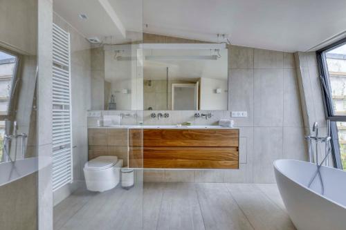 Luxury Penthouse with A/C Terrace & View-Le Marais