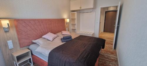 Un dormitorio con una cama grande en una habitación. en Bel Mare Invest - free parking, en Międzyzdroje