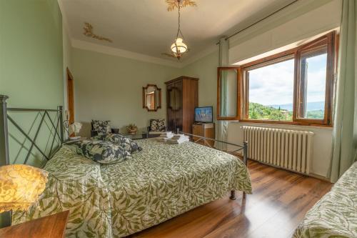 1 dormitorio con cama y ventana en B&B Locanda Sant'Antimo, en Montalcino