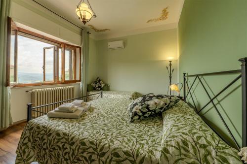 1 dormitorio con cama y ventana en B&B Locanda Sant'Antimo, en Montalcino