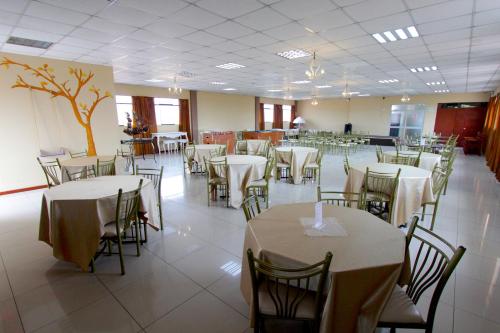 un salón de banquetes con mesas y sillas blancas en Hotel La Mansion Del Sol, en Arequipa