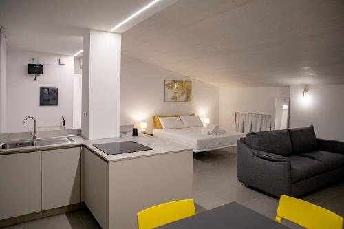 cocina y sala de estar con cama en Car.Ma - comfy rooms, en Porto SantʼElpidio