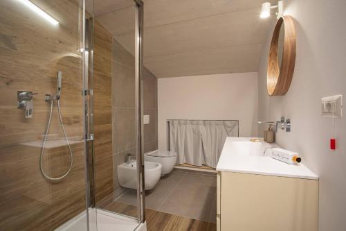 y baño con ducha, lavabo y aseo. en Car.Ma - comfy rooms, en Porto SantʼElpidio