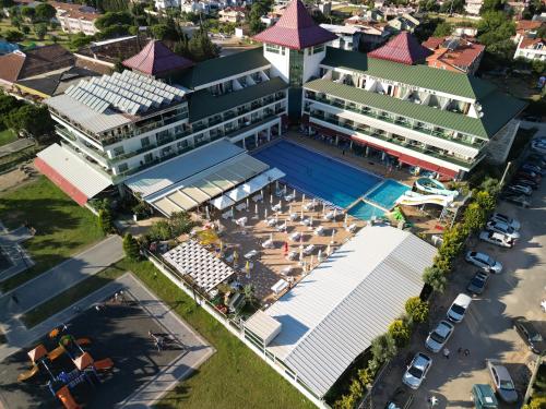 una vista aérea de un edificio con piscina en Ceti̇n Presti̇ge Resort en Erdek