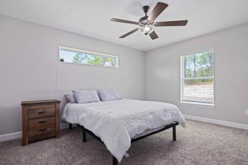een slaapkamer met een bed en een plafondventilator bij The Quiet Oasis in Weeki Wachee