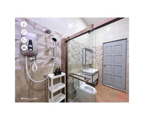 een badkamer met een douche en een toilet bij Future Plan Airbnb in Tawau