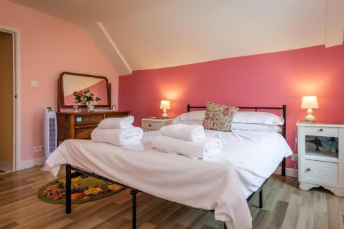1 dormitorio con 2 camas y toallas blancas. en La Ruche Chambres d'hôtes, en Ségur-le-Château
