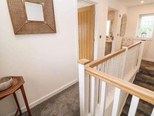 una escalera en una casa con espejo en 20 The Walled Garden en Penryn