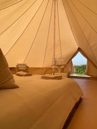 um quarto com uma cama numa tenda em Wheeldon Escapes em Totnes