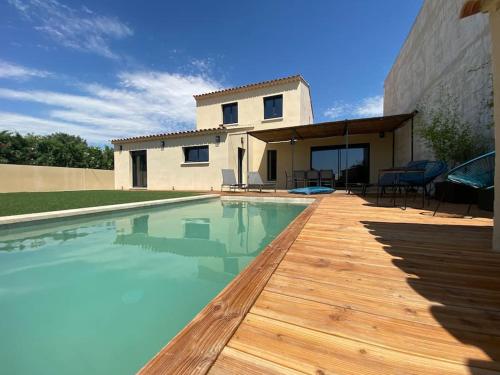 une maison avec une piscine devant une maison dans l'établissement Le nid d'Emilie, à Maillane