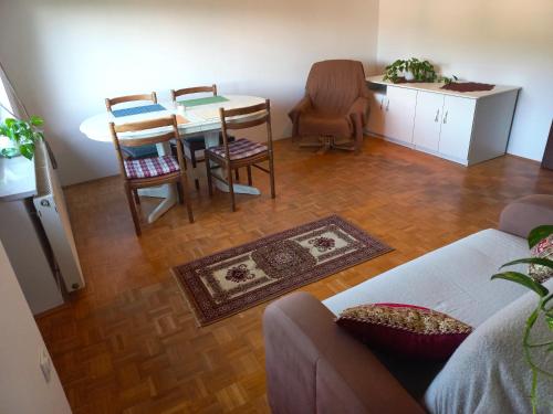 een woonkamer met een bank en een tafel en stoelen bij Homestay Zajec in Grosuplje