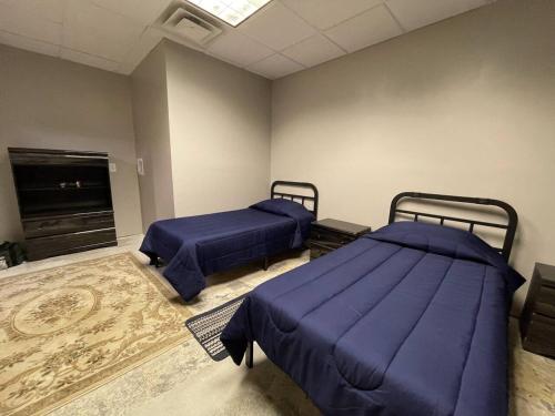 een ziekenhuiskamer met 2 bedden en een televisie bij 3 Bedroom, 1 Bath, Ranch Style 