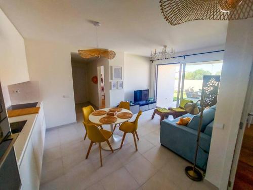 2BR Apt w- Private Garden, Pool, Gym & Parking