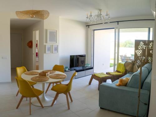 2BR Apt w- Private Garden, Pool, Gym & Parking