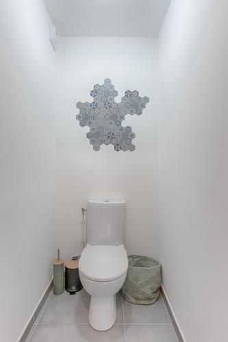 La salle de bains est pourvue de toilettes avec un flocons de neige sur le mur. dans l'établissement Cozy Green Garden, à Villemomble