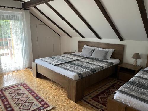 1 dormitorio con cama y ventana en Vacation House Studenac, en Bihać