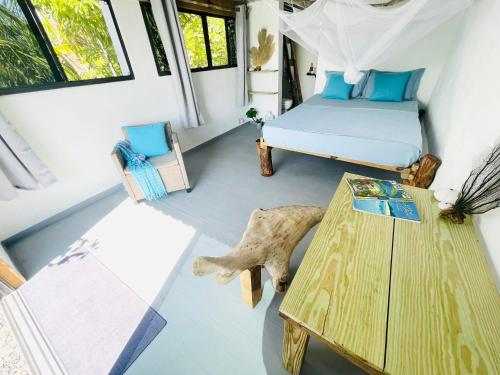 een kamer met een bed en een houten tafel bij Blue in Clifton