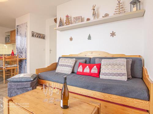 - une chambre avec un lit et une bouteille de vin sur une table dans l'établissement Magnifique T3 rénové 4-6 pers avec terrasse, pied des pistes, wifi gratuit, équipements complets - FR-1-265-165, à Valfréjus