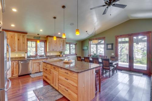 Dapur atau dapur kecil di Flathead Lake Base Camp in Somers Lake View!