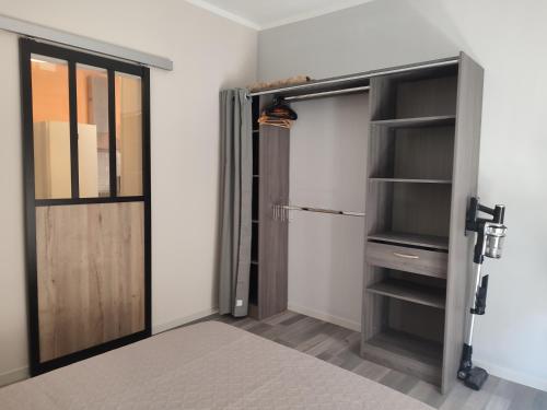 Zimmer mit einem Schrank und einer Tür in der Unterkunft Location appartement T3 à Sète in Sète
