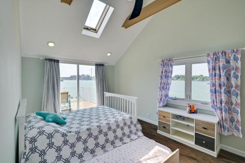 sypialnia z łóżkiem, biurkiem i oknami w obiekcie Weymouth Waterfront Getaway with Hot Tub and Pool! w mieście Weymouth