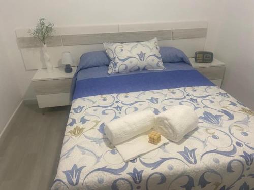 a bed with two pillows and two towels on it at Apartamento en Toledo ideal para visitas a Puy du Fou in Toledo