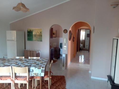 - une cuisine et une salle à manger avec une table et des chaises dans l'établissement VILLA CORTESE, à SantʼEufemia Lamezia