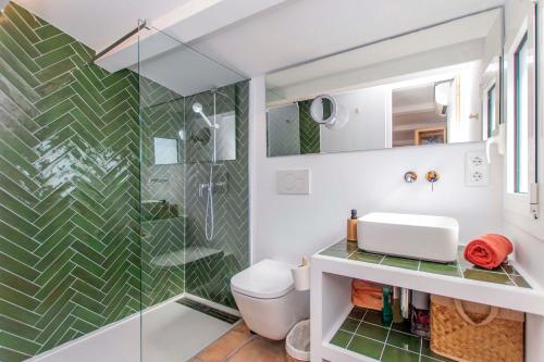 サン・リュイスにあるVILLA SAGITARIOのバスルーム(シャワー、トイレ、シンク付)