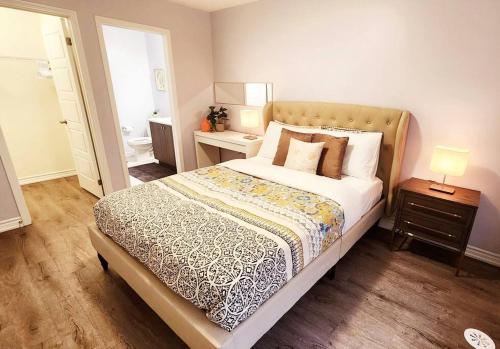 sypialnia z dużym łóżkiem i łazienką w obiekcie Cozy 4 bedrooms home Milton w mieście Milton