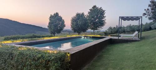una piscina con un banco en un patio en Casa in Locanda, en San Lazzaro di Savena