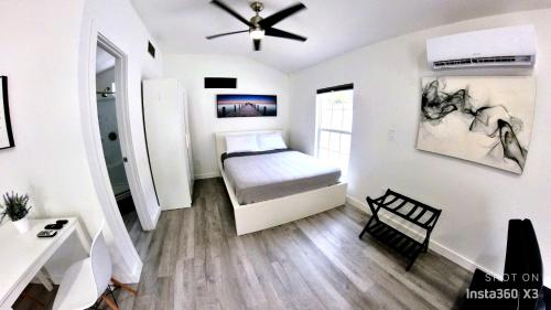 1 dormitorio pequeño con 1 cama y ventilador de techo en All modern Studio with private entry & parking., en Brandon