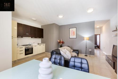 Kuchyň nebo kuchyňský kout v ubytování Spacious central 2BR, just off UNI & Hospital & WIFI by 360 Estates