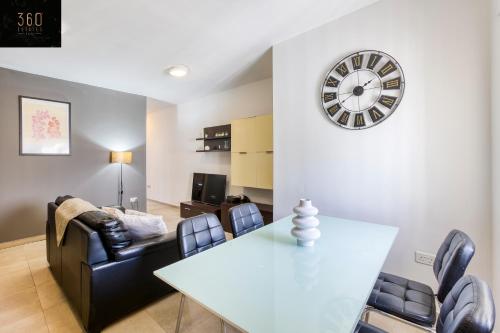 Posezení v ubytování Spacious central 2BR, just off UNI & Hospital & WIFI by 360 Estates