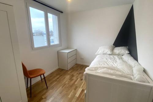 - une chambre avec un lit, une chaise et une fenêtre dans l'établissement * 3 Chambres - Haut de gamme - proche Paris *, à Villejuif