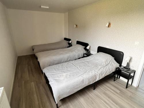 2 camas en una habitación con sábanas blancas en Lovely house in Heers with 2 bedrooms en Heers