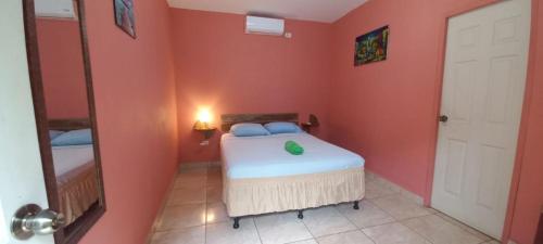 sypialnia z łóżkiem w czerwonej ścianie w obiekcie Hotel Munch w mieście Managua