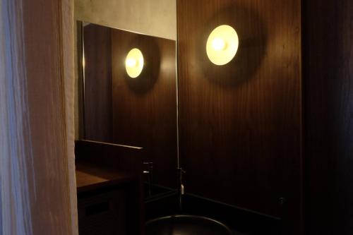 baño con lavabo y 2 luces en la pared en ホテルレジデンス大橋会館 by Re-rent Residence en Tokio