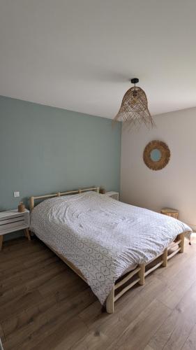 une chambre avec un lit dans une pièce dans l'établissement Maison au calme proche de l'océan et du golf, à Talmont-Saint-Hilaire