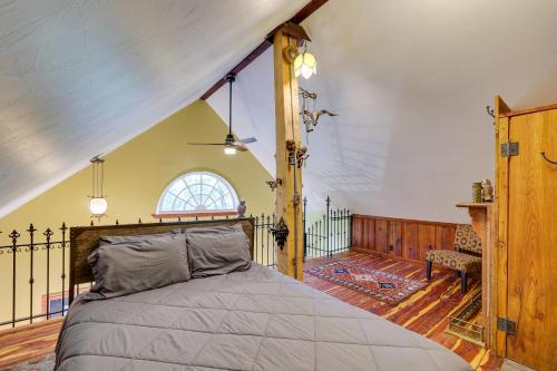 1 dormitorio con cama y ventana grande en Pet-Friendly Eureka Springs Rental with Private Deck en Eureka Springs