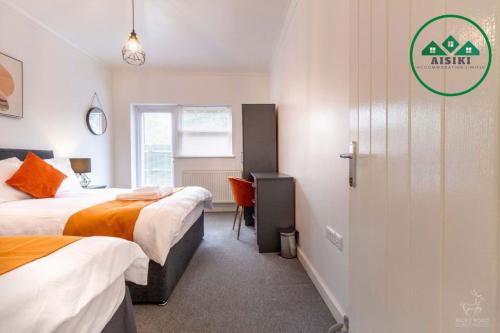 a bedroom with two beds and a sign that reads sidx at Aisiki Stays Apartments at Harwoods Road, Multiple 2-Bedroom, Pet-Friendly Flat, King or Twin or Double Beds, with Free WiFi and Parking Space in Watford