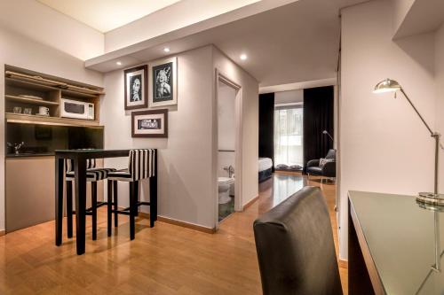 Kuchyň nebo kuchyňský kout v ubytování Broadway Hotel & Suites