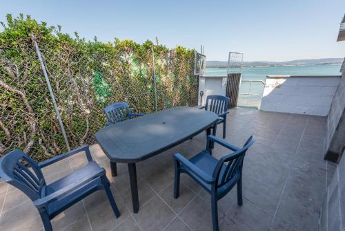 Imagen de la galería de Vivienda con jardin y acceso a pequeña playa, en O Grove