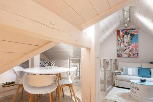 Et opholdsområde på K2 Annecy Rent Lodge duplex de deux chambres doubles entièrement rénové
