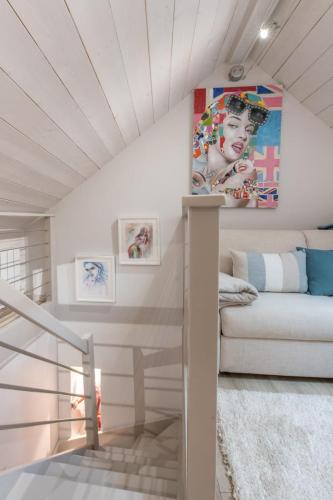 un salon avec un canapé et un tableau au mur dans l'établissement K2 Annecy Rent Lodge duplex de deux chambres doubles entièrement rénové, à Annecy