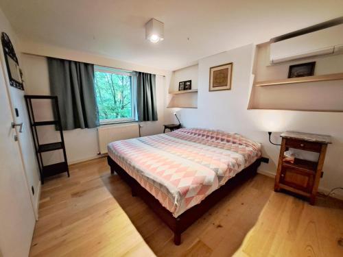 Un pat sau paturi într-o cameră la Guest house Tomorrowland